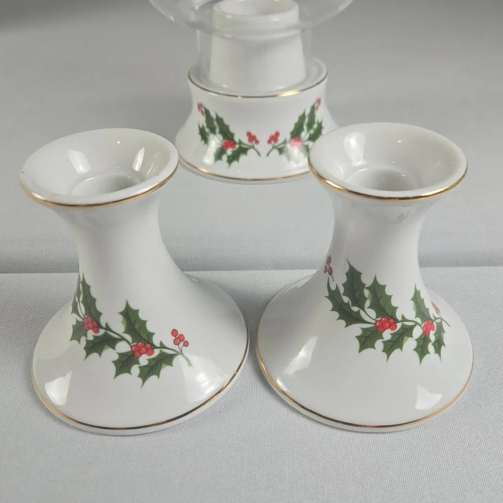 Vintage 1986 Beacon Hill Christmas Holly Candle Holders Hurricane Lamp Gold Trim